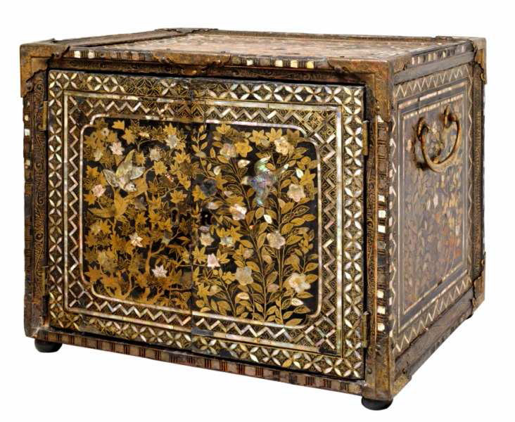 L'or du Japon, laques anciens des collections publiques françaises. : Cabinet namban © Arras, musée des Beaux-Arts, cl. Cédric Chassé